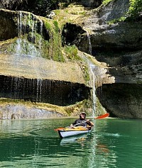 L'auteur devant la cascade de la Pèle au lac de Vouglans - Jura